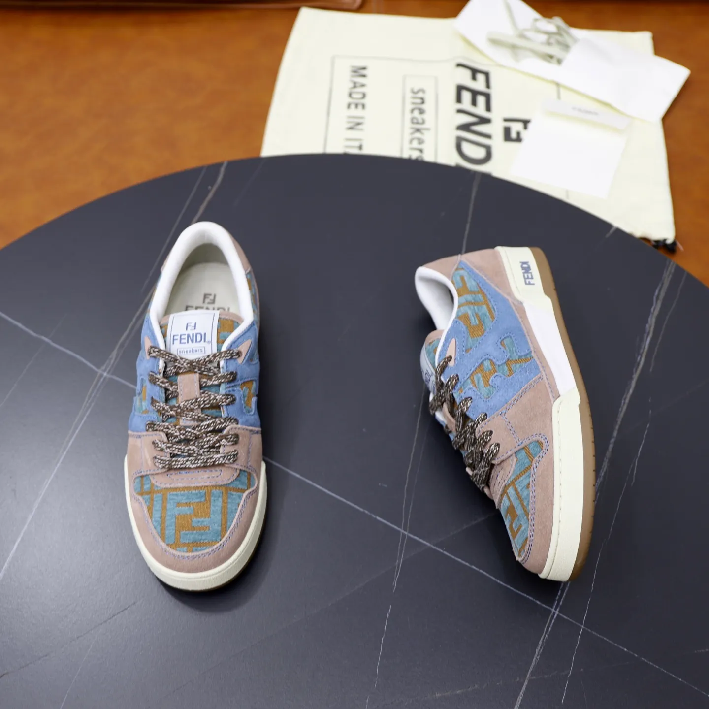 Ex-factory price: 640🔥Couple model (top original order) Brand: FENDI Size: 35-44 (customized for men 38 and 45) Grade: original order quality High version Material: Imported original cowhide stitching ➕ High-quality and comfortable lining Original TPU lightweight anti-slip outsole Style category: Travel fashion casual shoes Versatile trend